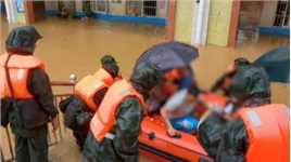 广西玉林一所学校被洪水围困，武警官兵紧急救援转移65名民众