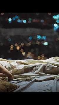 女孩为了挣钱,躺在床上甘当睡美人#电影推荐#电影解说 #剧情 #睡美人