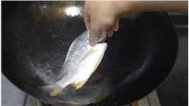 只需姜片和盐5分钟就能做的鲜美香煎黄脚立! #香煎海鱼 #黄脚立 #家常菜 #美食 #小吃 #在家做美食 