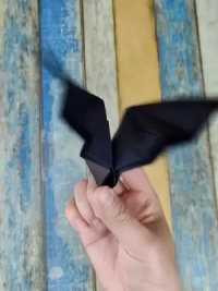 今天给大家折一只蝙蝠，非常有动感的蝙蝠，制作也是超简单，赶快来试试吧#亲子手工 #手工diy #折纸