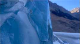 本人四次进西藏了，但没见过冰川。昨天被宁波车牌游客召唤了，跟着他们一起 去米堆冰川景区。看到巨大的冰川上面堆满沙石，让我联想到雪崩的原因吧？！滑冰、攀登、摸冰、自拍够开心啦！#记录旅游生活 #一人一车自驾游 #米堆冰川