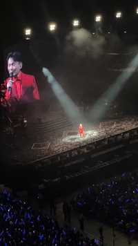 张信哲未来式北京演唱会最后的歌曲《不要对他说》