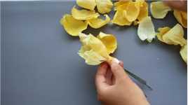 用纸巾做一朵美丽的黄色牡丹花