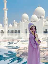 阿联酋🇦🇪阿布扎比清真寺🕌选了紫色袍子，太美了，天空和建筑好像假的