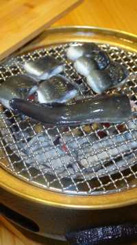在烧肉铺吃现烤鳗鱼肉，肥嫩爆汁简直不要太好吃了，还可以用鳗鱼肉自制DIY鳗鱼饭绝绝子