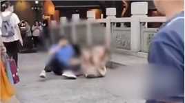 广州一男子与城管发生口角，互吐口水后双双倒地玩手机