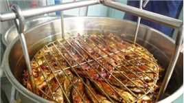 湖南小哥秘制做鱼，以辣闻名，只用活鱼卤，30万大烤箱一次6000条   