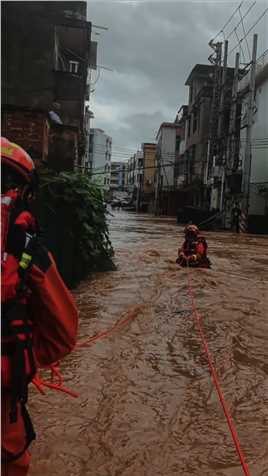 广东暴雨，消防救援的瞬间。