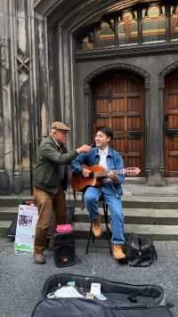 在爱丁堡偶遇热情的南美老爷爷，居然还唱起了西班牙语！