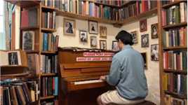 在巴黎的莎士比亚书店即兴弹一段钢琴！