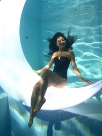 这世界不缺漂亮的姑娘，但你缺我。
摄影师#yo悠的潜水日常 #仙女都在玩水 #泳池拍摄 #自由潜 #蓝色治愈系