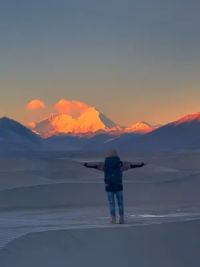 现在沙漠里，仰望珠峰，追求梦想的高度#旅行大玩家 #我看到了日照金山 #珠峰日照金山