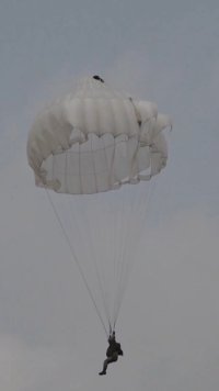 千米高空，空降兵生长干部学员完成首次跳伞（盛超 马鹏飞）