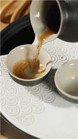 特别喜欢中国的茶道文化，享受在后院心平气和品茗的感觉~