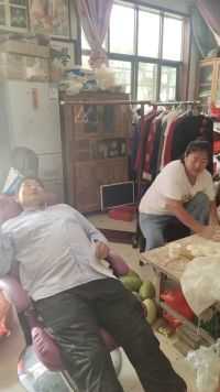 大衣嫂揉面，大衣哥在旁边唱歌，羡慕这样的生活！