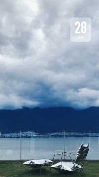 苍海半山雨中醒来，去了观音塘，路过张家花园，专程去上末村吃了白族肥美生皮！
从苍山感通，跨过兴盛桥，来到对岸大理公馆，入住设计师艺术海景民宿，海景特调鸡尾酒家常简餐安排上，侧观环海夜景夜泡至深夜！