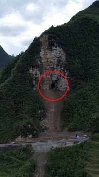 贵州深山塌方惊现山洞，每逢雨季冒出滚滚洪水，为何水从山顶山洞流出？
