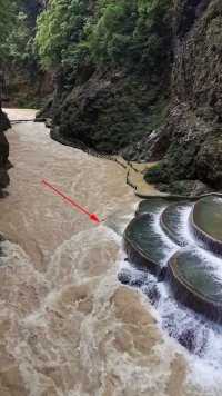 贵州铜仁深山峡谷神奇一幕，暴雨过后山泉依然清澈见底，与河水形成了一条分割线，这到底是什么原理呢？