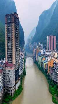 云南最窄县城，两边都是临崖绝壁，一个敢建一个敢住