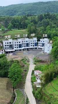 云南最团结的六兄弟农村建的房子，每个都是大老板，房子大得没法住