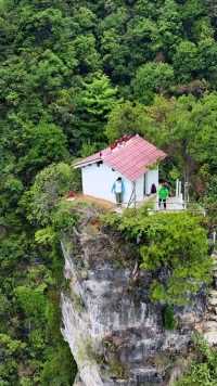 贵州大山悬崖上的房子，爬上去都难，房子是怎么建上去的