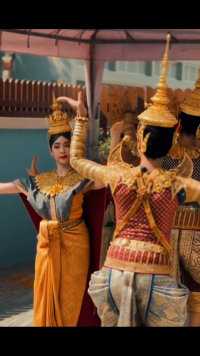 泰国传统舞蹈“众神之舞”由泰国舞蹈家Lamulvamakup女士在1956创作，并在泰国国家大剧院上演，展示泰国神话传说中天神和仙女们共舞场景 此舞蹈也常用于表达祝福。