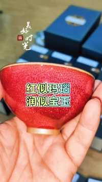 红似玛瑙，润丝宝玉的钧瓷红釉鸡心杯，用这样的主人杯喝茶是不是更香。