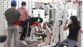 韩国健身房恶作剧，小哥教大块头健身，还做出奇怪的动作！