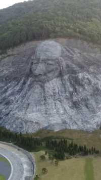 襄阳发现一座伏羲像，整座山雕刻而成，鼻孔能容纳十几人，是美国总统山的4倍，真是奇观