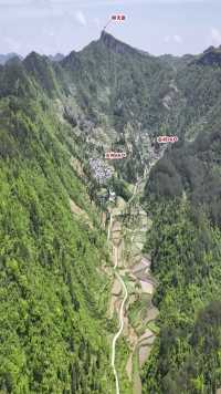 神奇的贵州崖下村庄，上百户村民住在山沟里，村子被大山环抱，后面就是一面断崖！