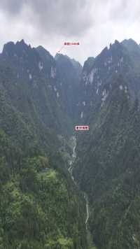 神奇的贵州峡谷村庄，村民住在长长的峡谷里，屋后就是悬崖峭壁！