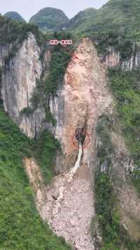 贵州深山塌方惊现神秘泉眼，冒出滚滚山泉水，每小时出水量达上百吨，为何山泉从突然流出？