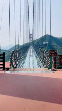 天津蓟州大溶洞景区有一座很长的玻璃悬索桥（全长：640米，宽：2米，垂直高度：160米）。#惊险刺激，推荐上桥体验#手机拍摄#原创作品