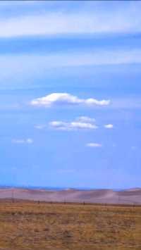 环绕鸣沙山。新疆巴里坤鸣沙山，被草原包围的鸣沙山