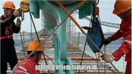 风吹雨淋百年不锈不坏，16000吨重的主缆，如何安装到悬索桥上？