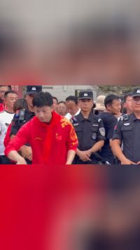 马龙与小球迷们切磋，轻松拿捏背后接球，网友：被你帅到了