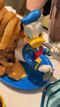 充满童趣的中秋节🥮🥮🥮打卡迪士尼最新最火🔥的唐老鸭餐厅🤩🥳美食于童趣的完美结合太棒了👍🏻👍🏻