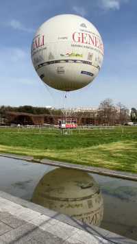 只要你花上20欧元买张票，就可以乘坐热气球在150米的高空俯瞰多彩的巴黎。
