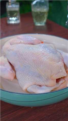  家里有手和电饭锅就能做出鲜嫩多汁的盐焗鸡，做法简单味道鲜美#盐焗鸡#电饭锅盐焗鸡