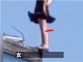 女子双脚已大半悬空