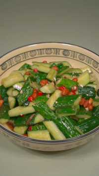 腌黄瓜不要一开始就放盐了，像我这样做清甜脆爽