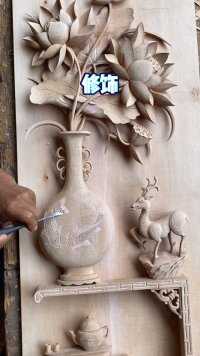 给花瓶雕上修饰浅浮雕。