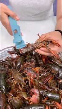 不用动手剥就能吃小龙虾的快乐你知道吗，一按一压就能把龙虾壳剥下来。