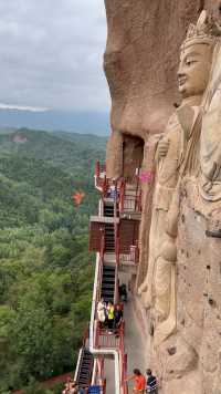 麦积山石窟一—世界文化遗产。雕凿在悬崖石壁上的信仰和坚守。在世界佛教艺术中，都是稀有珍品。