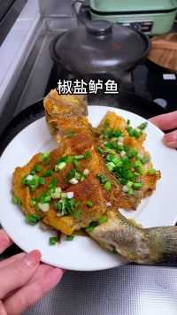 鲈鱼不要再清蒸了，这样做个椒盐鲈鱼，外焦里嫩，好吃又解馋#美食教程