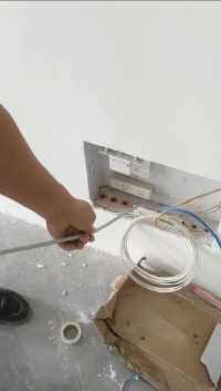 家装水电安装，水电施工细节足够到位，贴好瓷砖以后再安装电线！