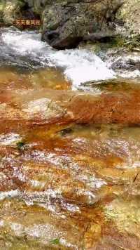 早安！少见的峡谷溪流五彩色的河床底石。#带你去旅行 #夏日旅行