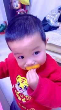 看宝宝如何挑战把大橙子塞进小嘴巴的，小孩的嘴能有多大，看他塞进去那刻惊呆了，难怪最近嘴巴看着越来越大……