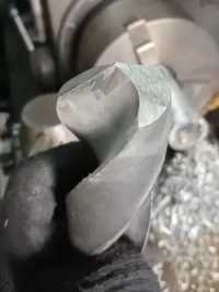 车工要学会看材料磨钻头，什么样的材料就要磨什么样的钻头，你们说对吗 