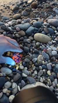#老外在沙滩上发现了一块会发光的石头